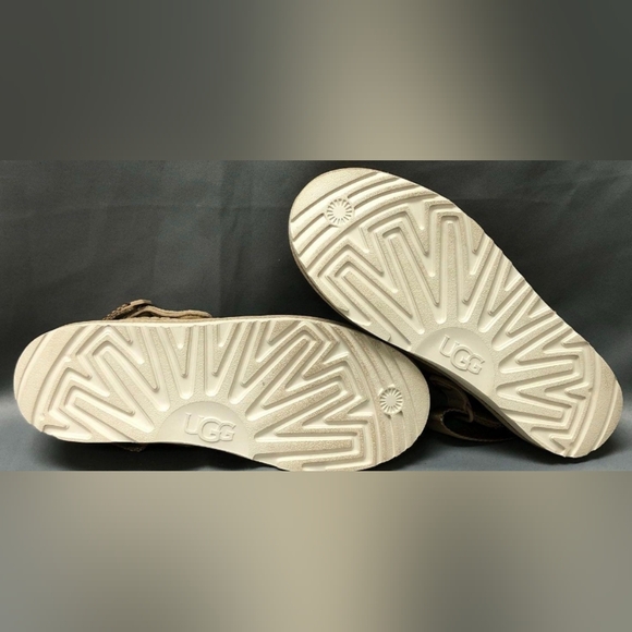 UGG Goldenstar Driftwood Clog Slip-Ons Wmn's Size 6 Like New - Picture 10 of 11